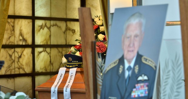 Obřadní síň brněnského krematoria při posledním rozloučení s generálem Emilem Bočkem.