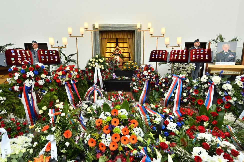 Obřadní síň brněnského krematoria při posledním rozloučení s generálem Emilem Bočkem