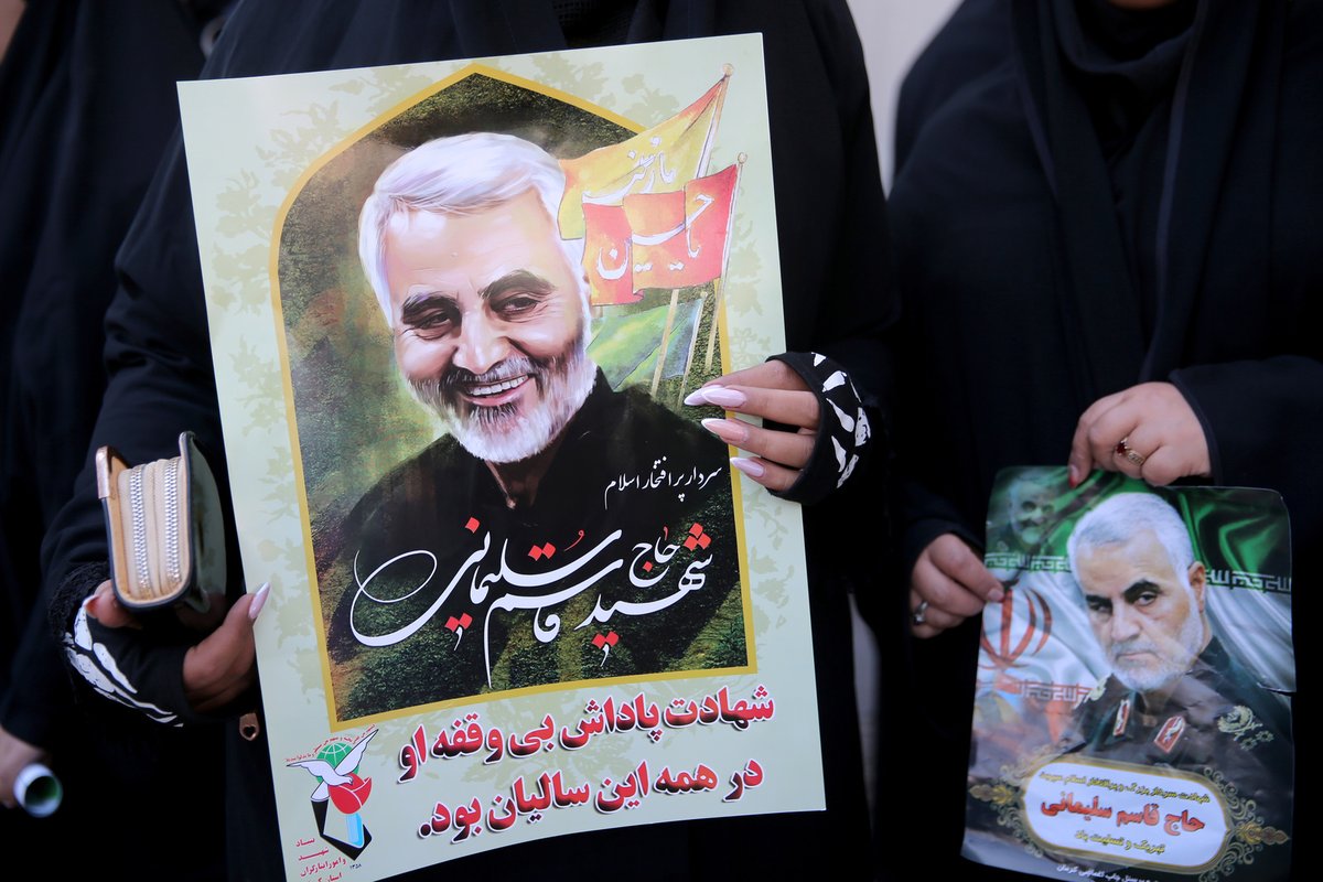 Pohřeb zabitého íránského generála Solejmáního v jeho rodnéem Kermanu (7.1.2020)