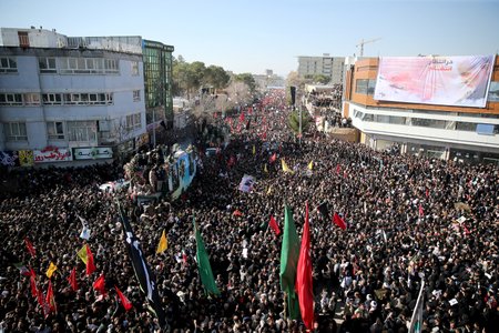 Pohřeb zabitého íránského generála Solejmáního v jeho rodnéem Kermanu (7.1.2020)
