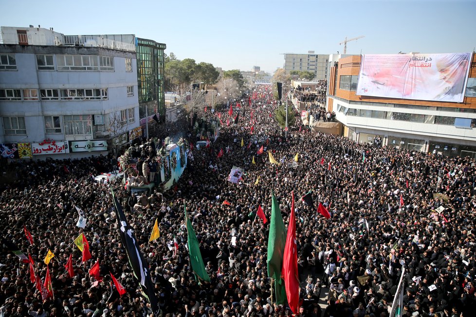 Pohřeb zabitého íránského generála Solejmáního v jeho rodném Kermanu (7. 1. 2020)