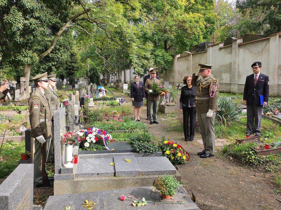 Čestná stráž a další nad hrobem generála Karla Klapálka