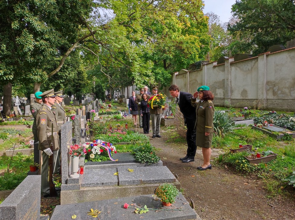 Čestná stráž a další nad hrobem generála Karla Klapálka