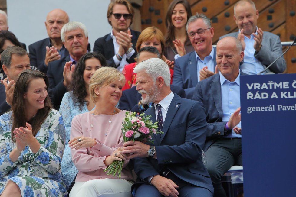 Generál Petr Pavel s manželkou Evou na zahájení prezidentské kampaně (6.9.2022)