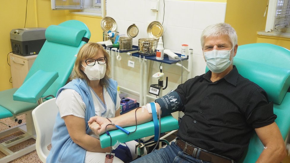 Generál Petr Pavel daroval krev ve Všeobecné fakultní nemocnici v Praze (22. 10. 2020)