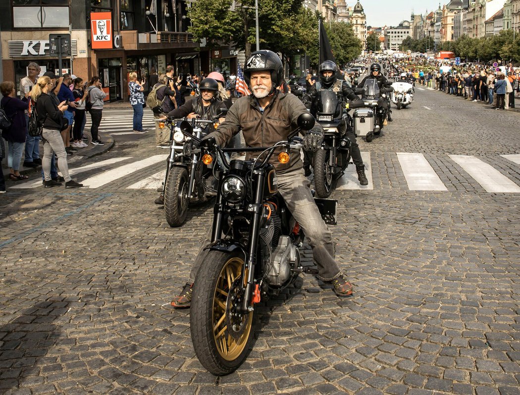 Generál Petr Pavel a Harley-Davidson XL 1200
