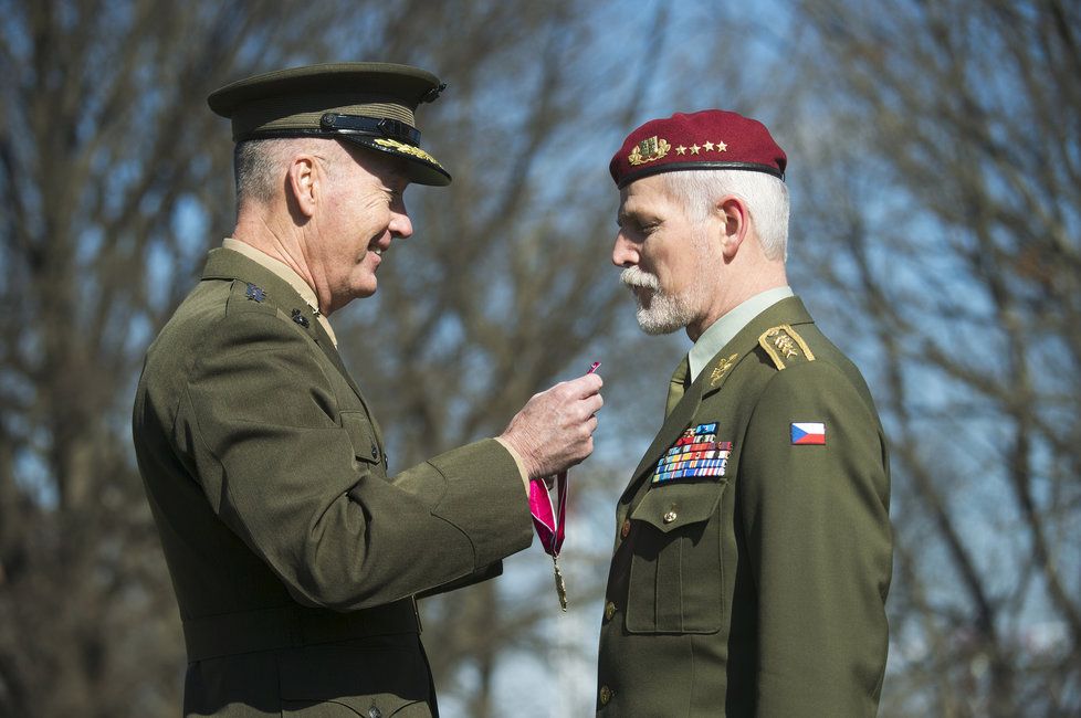 Generál Joseph Dunford a generál Petr Pavel