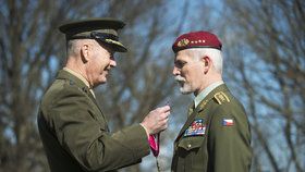 Generál Joseph Dunford a generál Petr Pavel