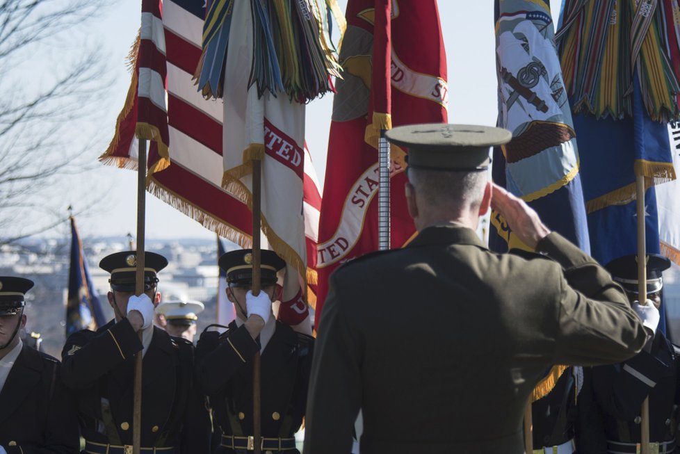 Slavnostního ceremoniálu se zúčastnilo přes 250 příslušníků amerických ozbrojených složek.