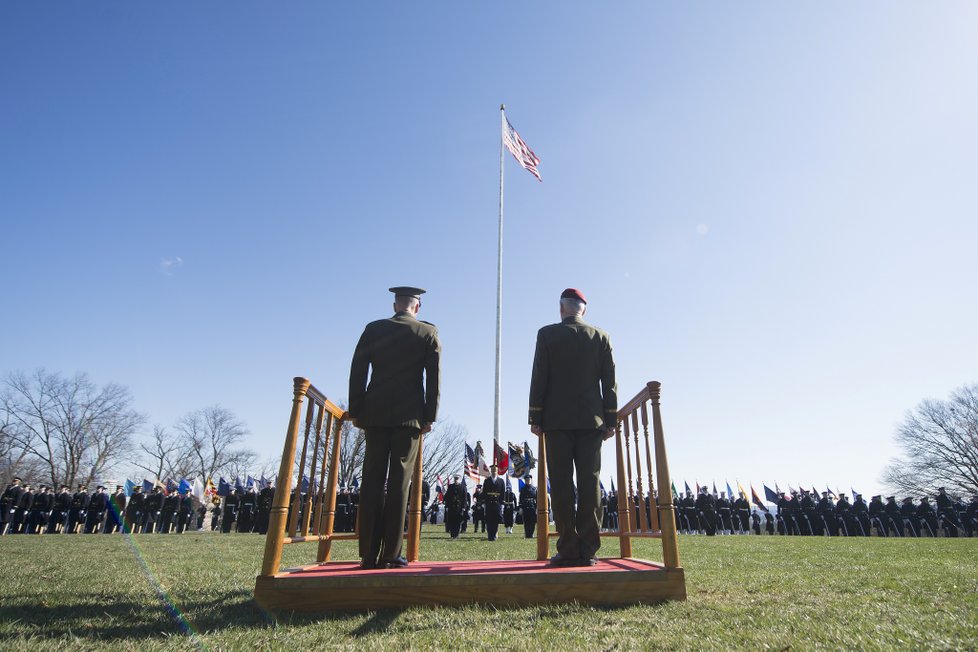 Předání vyznamenání Legion of Merit proběhlo se všemi poctami, před nastoupenými vojáky.