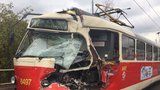 Děsivě vypadající nehoda v ulici Generála Šišky: Náklaďák zdemoloval kabinu řidiče tramvaje číslo 17