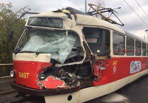 Řidič tramvaje při nehodě utrpěl zranění.