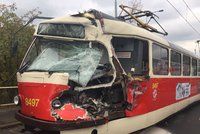 Děsivě vypadající nehoda v ulici Generála Šišky: Náklaďák zdemoloval kabinu řidiče tramvaje číslo 17