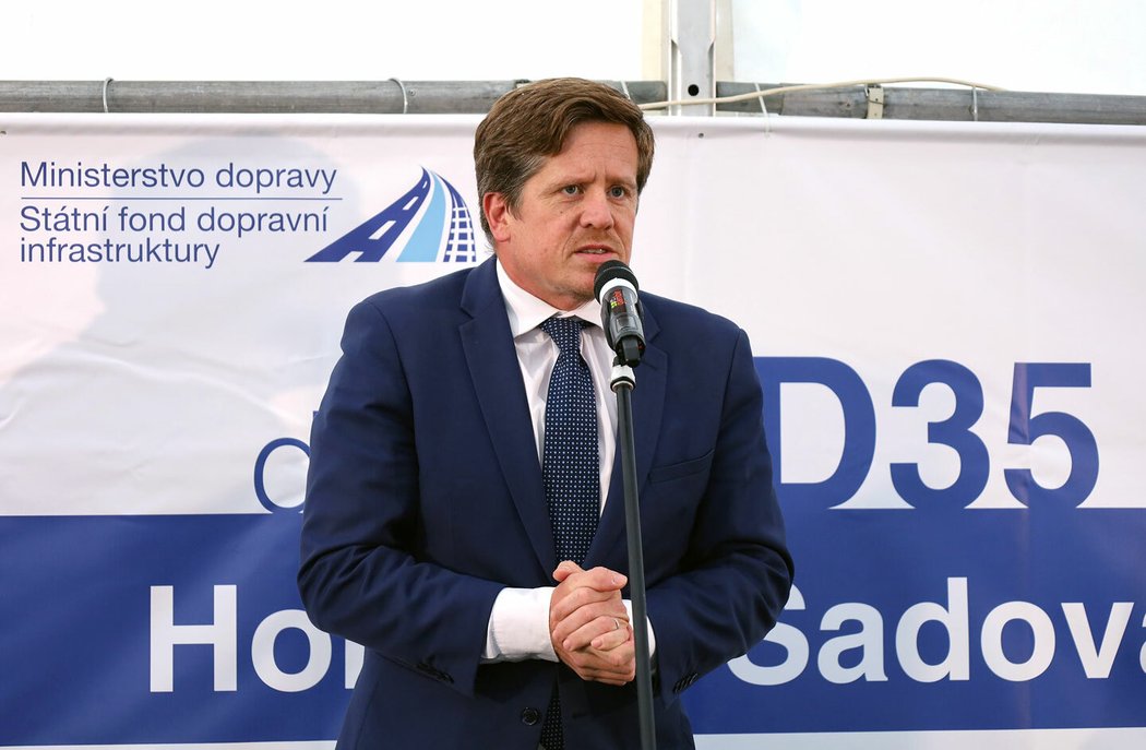 Generální ředitel ŘSD Radek Mátl během zahájení stavby úseku D35 mezi Hořicemi a Sadovou v listopadu 2023