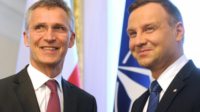 Generální tajemník NATO Jens Stoltenberg a polský prezident Andrzej Duda