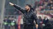Kouč AC Milán Gennaro Gattuso udílí pokyny svým svěřencům v zápase s Olympiakosem