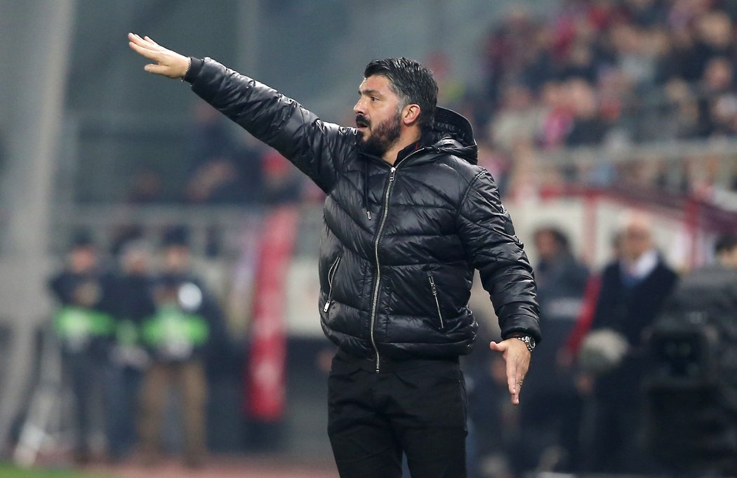 Trenér Gennaro Gattuso udílí pokyny z lavičky