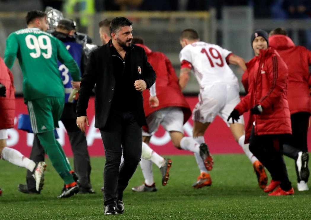 Trenér AC Milán Gennaro Gattuso a jeho svěřenci v pozadí slavicí triumf na hřišti AC Milán