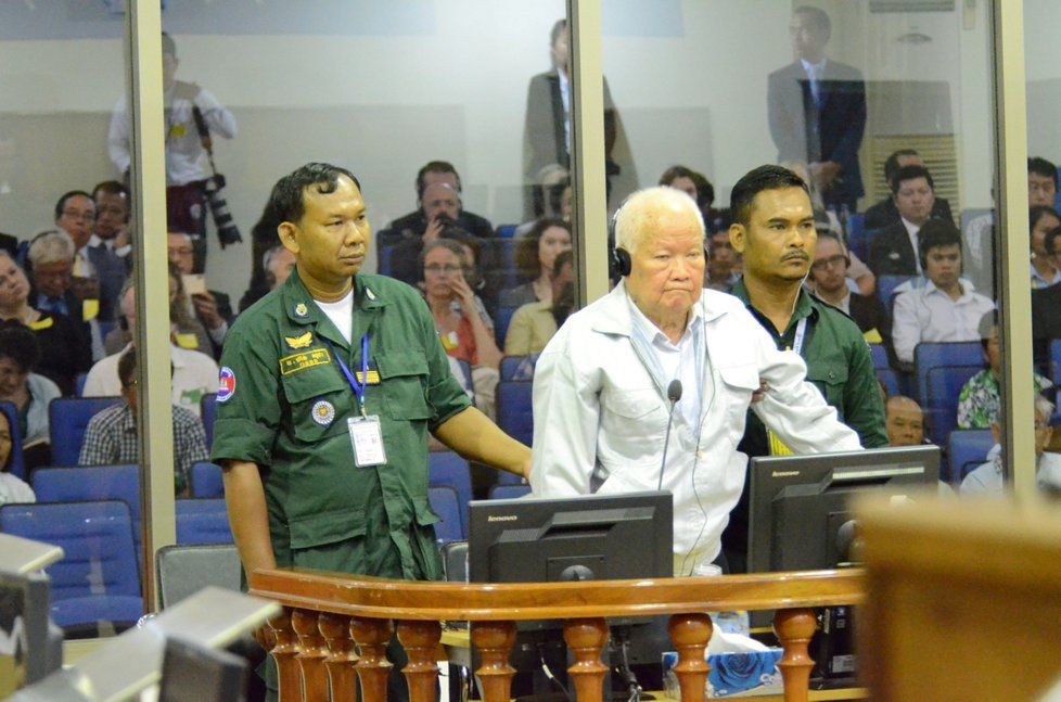 Někdejší premiér Kambodži Khieu Samphan byl odsouzen na doživotí za genocidu. Byl jedním z lídrů Rudých Khmerů (16.11.2018)