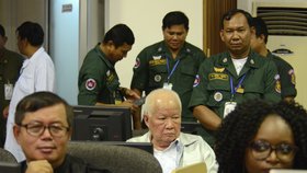 Někdejší premiér Kambodži Khieu Samphan byl odsouzen na doživotí za genocidu. Byl jedním z lídrů Rudých Khmerů (16. 11. 2018)