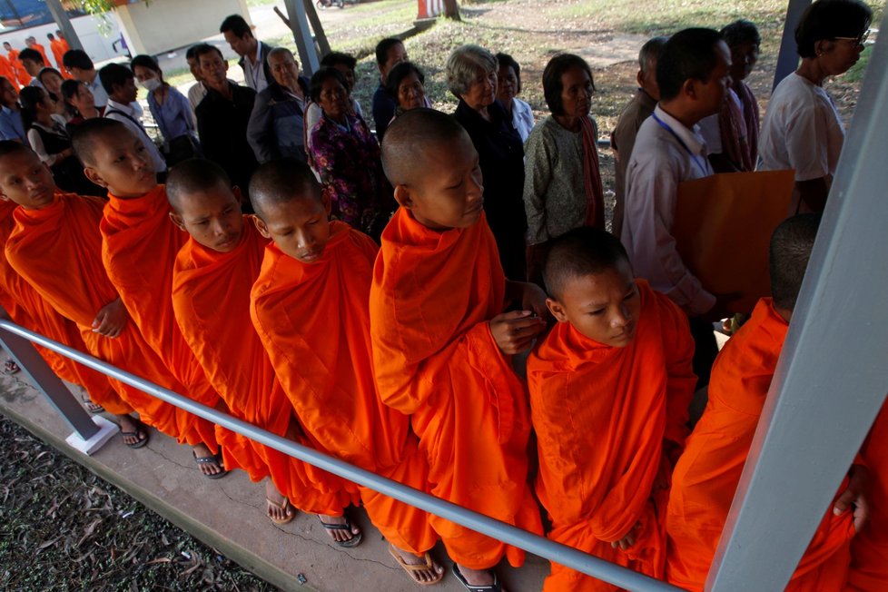 Kambodžský soud shledal dva bývalé vysoce postavené představitele Rudých Khmerů vinné z genocidy. Za jejich vlády zemřelo přes 1,7 milionu lidí. Na snímku mnichové čekající na výsledky procesu (16. 11. 2018)