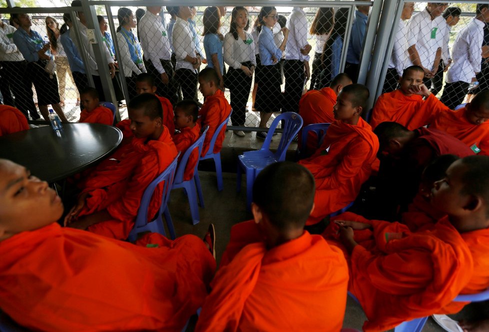 Kambodžský soud shledal dva bývalé vysoce postavené představitele Rudých Khmerů vinné z genocidy. Za jejich vlády zemřelo přes 1,7 milionu lidí. Na snímku mnichové čekající na výsledky procesu (16. 11. 2018)