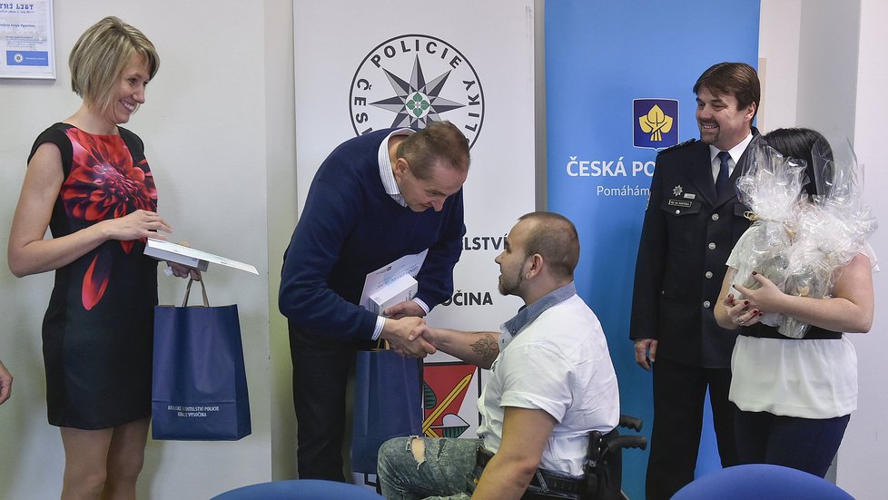 Titul Gentleman silnic 14. listopadu v Jihlavě převzali lékař Vít Kaňkovský (druhý zleva) a sestra Radka Špringerová (vlevo), kteří společně s dalšími dvěma lidmi zasahovali u vážné nehody mladého motocyklisty Luboše Janovského (uprostřed) v Třešti na Jihlavsku. Lékař i sestra přijeli k nehodě náhodou. Na snímku jsou manželka motocyklisty Ilona Janovská (vpravo) a vedoucí odboru dopravy Policie ČR Jan Kostečka (druhý zprava).