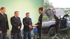 Havarované auto, z něhož policisté, kteří jeli do služby, zachránili 23. července 2017 řidiče.