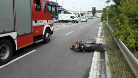 Nehoda motorkáře u Brna: Po kolizi s autem narazil do zdi mostu, je v kritickém stavu (ilustrační foto)