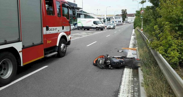 Nehoda motorkáře u Brna: Po kolizi s autem narazil do zdi mostu, je v kritickém stavu (ilustrační foto)