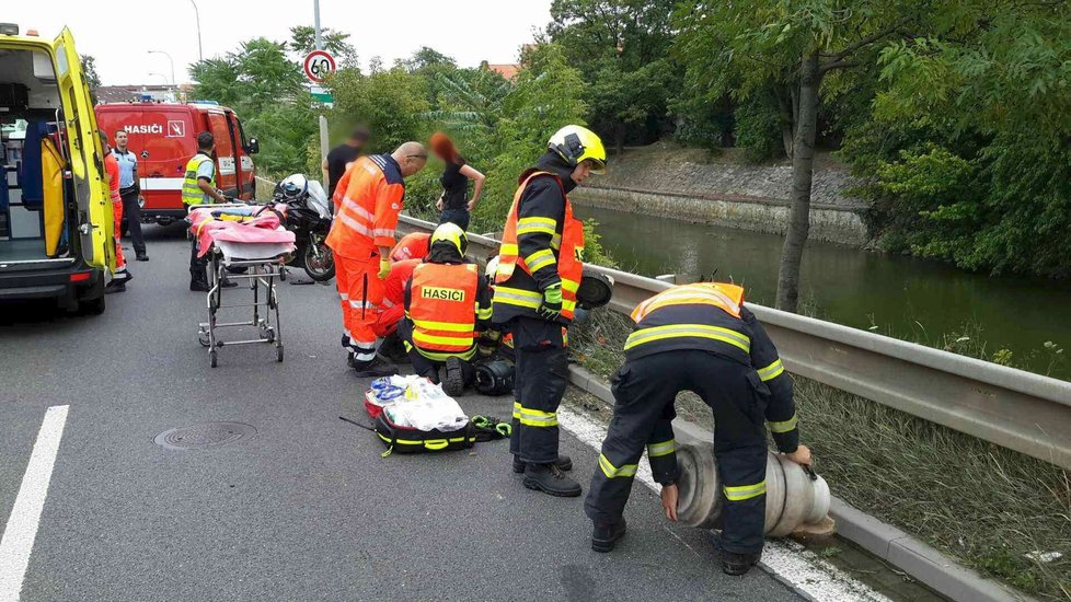 Loňská nehoda na Bauerově ulici v Brně. Jiří Oharek tady pohotově zachránil motorkáře před vykrvácením.