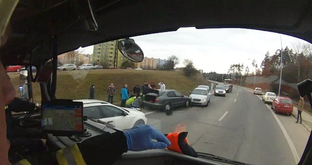 Dramatický boj o život zkolabovaného řidiče letos 23. března v Brně. Tři ze zachránců byli v úterý oceněni coby Gentleman silnic.