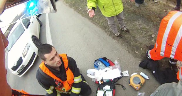 Bývalý policista s manželkou zachránili život zkolabované cyklistce u Chropyně  (ilustrační foto).