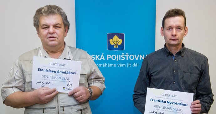 Stanislav Smeták (vlevo) a František Novotný převzali 16. prosince v Berouně ocenění Gentleman silnic. Oba muži na konci září letošního roku vyprostili při nehodě na Berounsku zaklíněného dvacetiletého řidiče z hořícího automobilu a tím mu zachránili život.