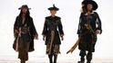 Johnny Depp, Keira Knightleya Geoffrey Rush v Pirátech z Karibiku.