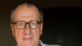 Geoffrey Rush dostane ve Varech cenu za celoživotní přínos: Kde jej na festivalu uvidíte?