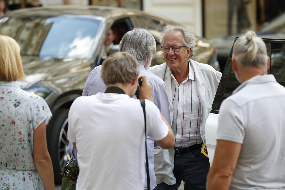 Australský herec Geoffrey Rush v Karlových Varech u hotelu Pupp. Vřelé přivítání s Jiřím Bartoškou.