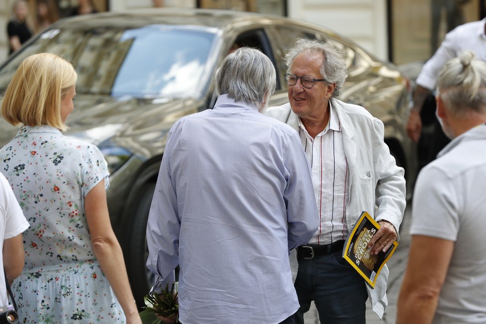 Australský herec Geoffrey Rush v Karlových Varech u hotelu Pupp. Vřelé přivítání s Jiřím Bartoškou.