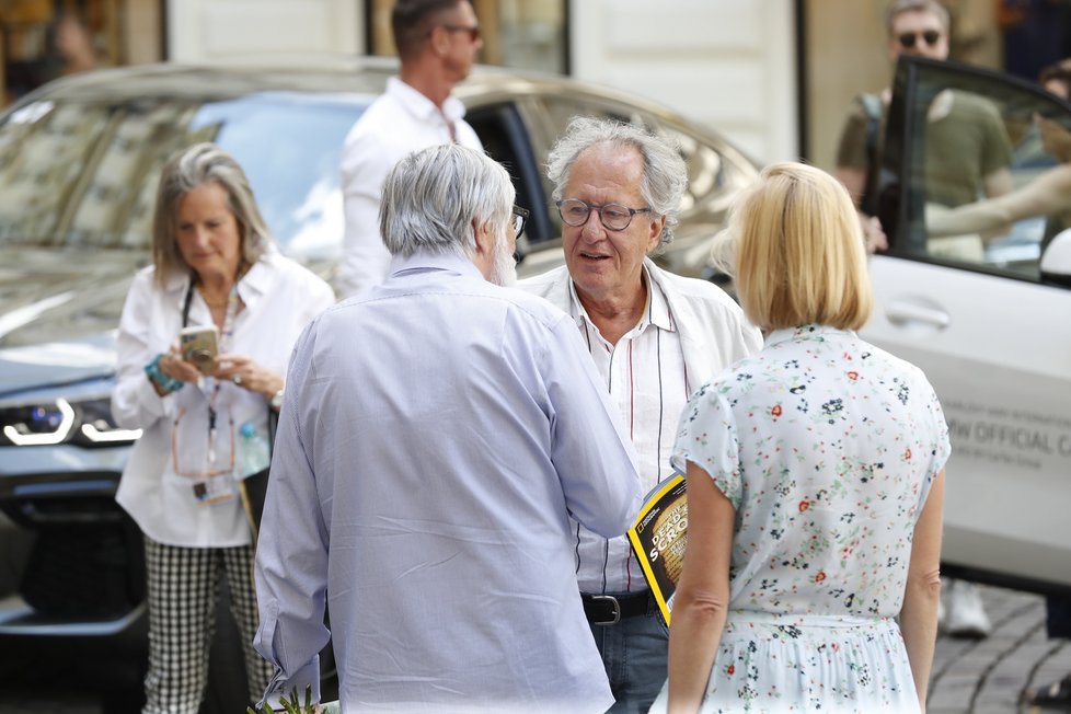 Australský herec Geoffrey Rush v Karlových Varech u hotelu Pupp. Vřelé přivítání s Jiřím Bartoškou.