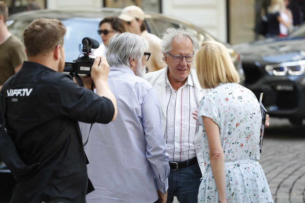 Australský herec Geoffrey Rush v Karlových Varech u hotelu Pupp. Vřelé přivítání s Jiřím Bartoškou.