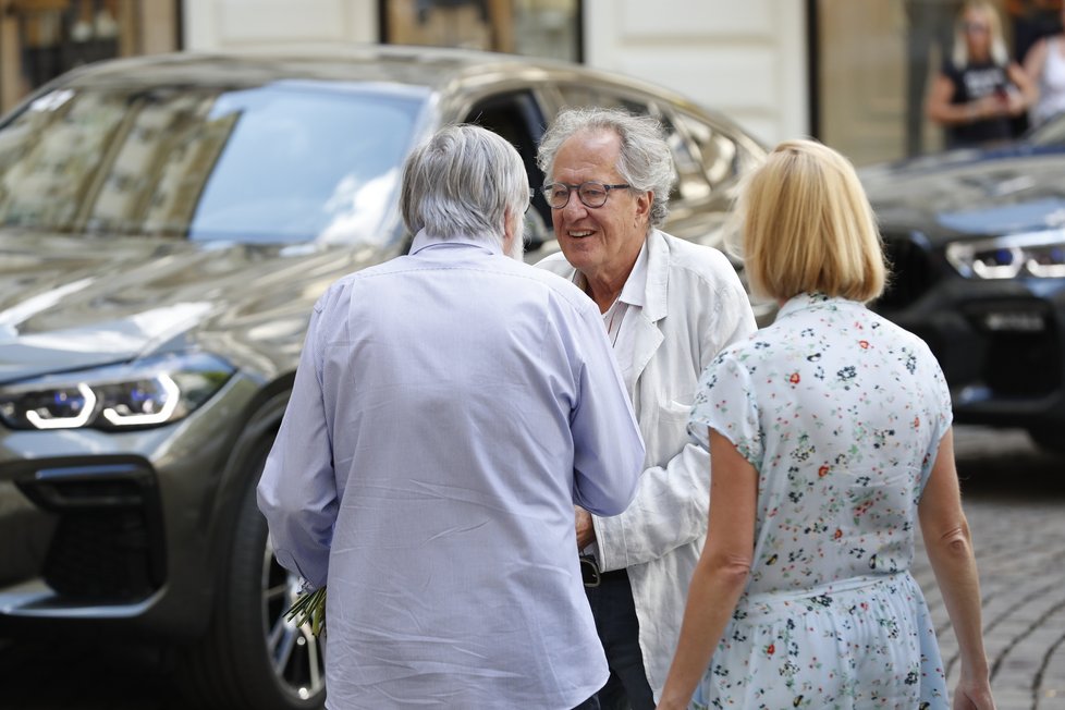 Australský herec Geoffrey Rush v Karlových Varech u hotelu Pupp. Vřelé přivítání s Jiřím Bartoškou.