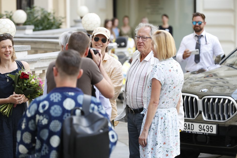 Australský herec Geoffrey Rush v Karlových Varech u hotelu Pupp. Vřelé přivítání s Jiřím Bartoškou.