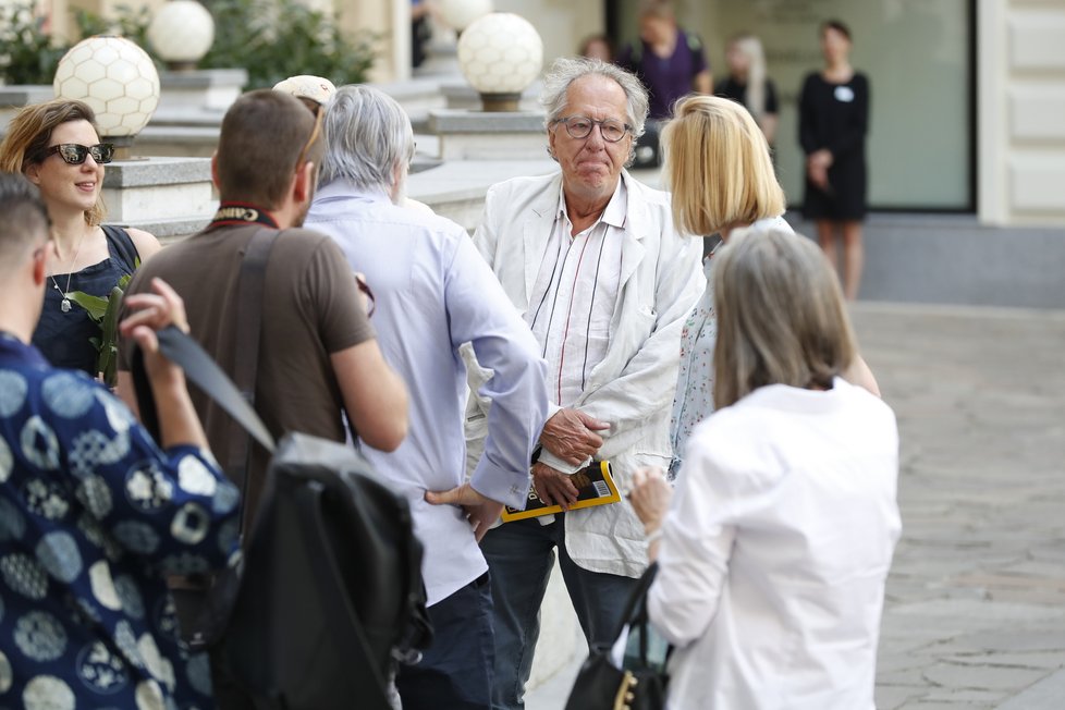 Australský herec Geoffrey Rush v Karlových Varech u hotelu Pupp. Vřelé přivítání s Jiřím Bartoškou.