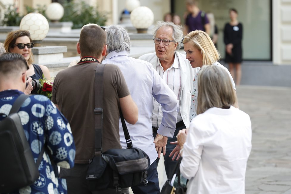 Australský herec Geoffrey Rush v Karlových Varech u hotelu Pupp. Vřelé přivítání s Jiřím Bartoškou.