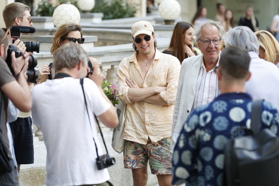 Australský herec Geoffrey Rush v Karlových Varech u hotelu Pupp. Vřelé přivítání s Jiřím Bartoškou.