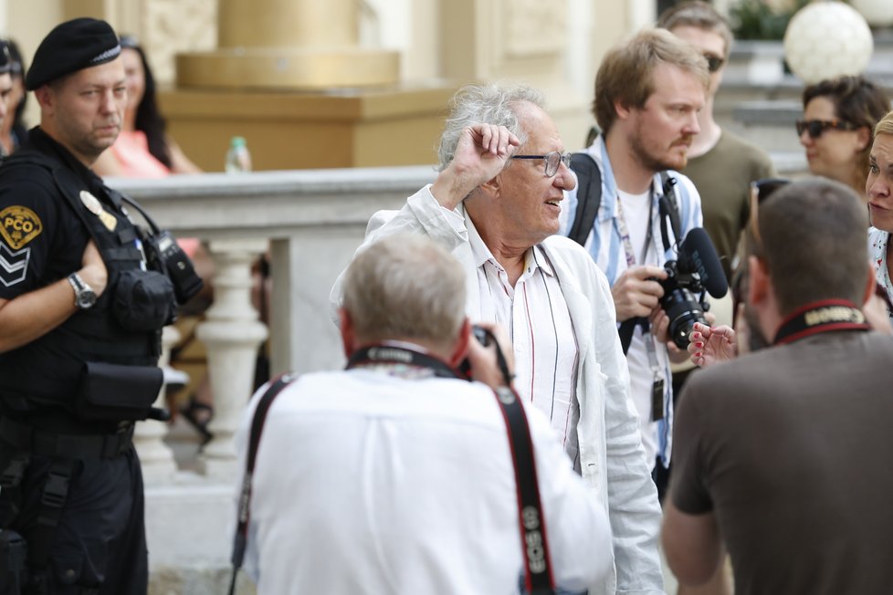 Australský herec Geoffrey Rush v Karlových Varech u hotelu Pupp.