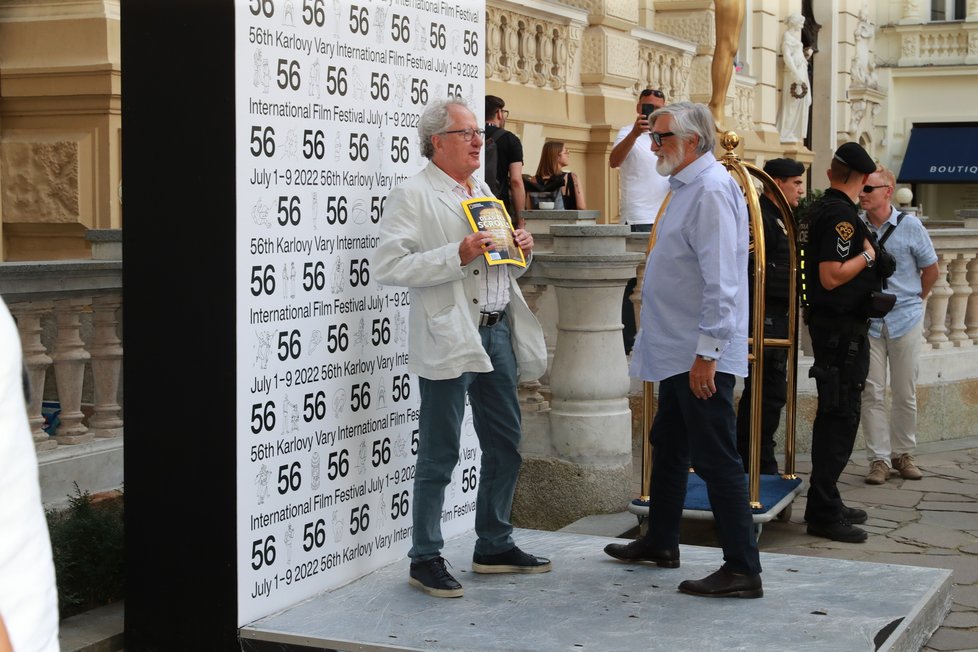 Australský herec Geoffrey Rush v Karlových Varech u hotelu Pupp.