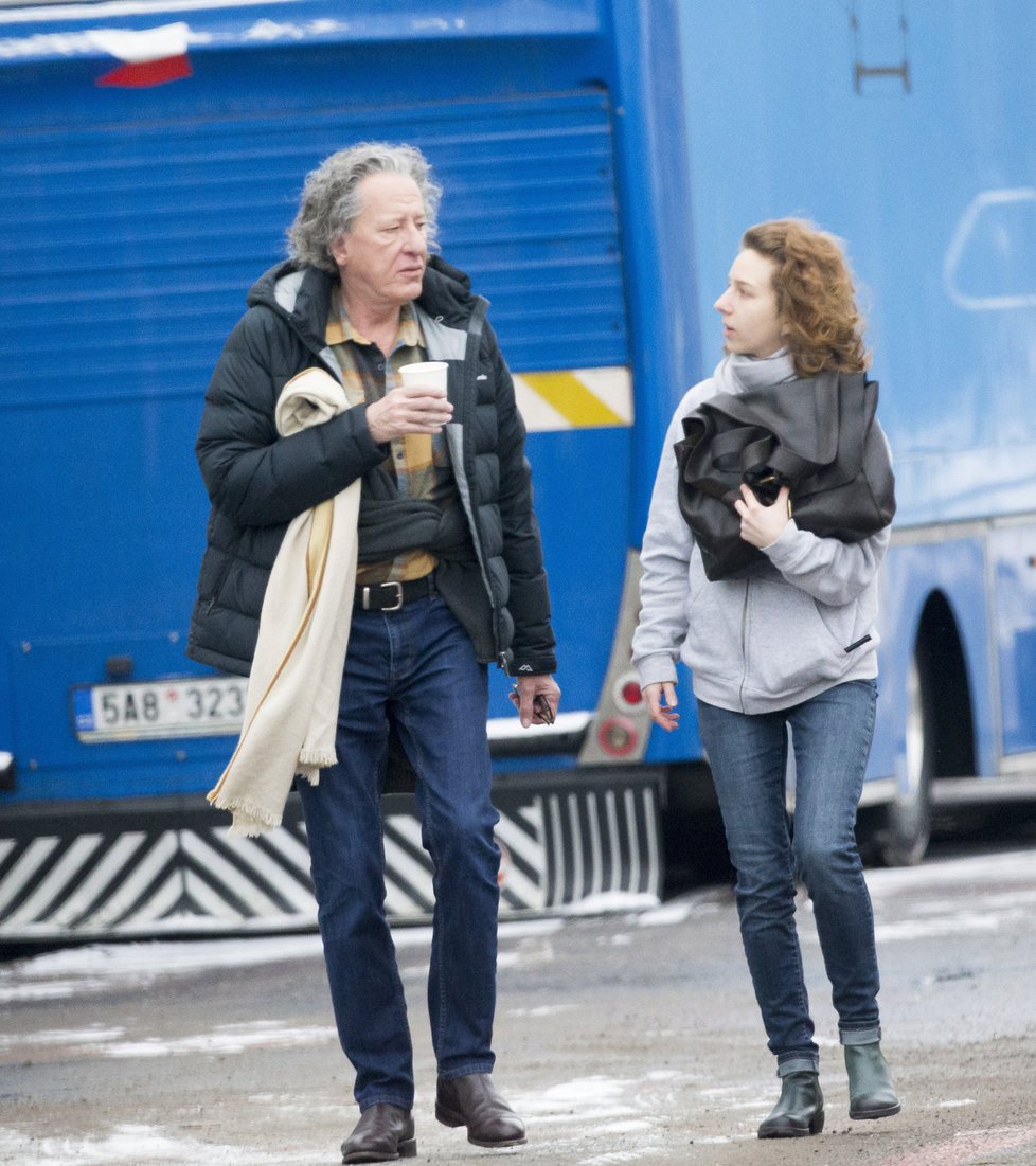 Oscarový herec Geoffrey Rush se po Praze pohybuje i bez ochranky.