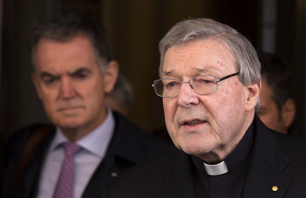 Kardinál George Pell čelí obvinění, že v minulosti sexuálně napadl několik chlapců.