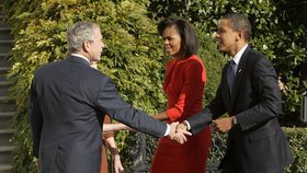 Prezident Bush podal senátorovi Obamovi ruku a pak ji dezinfikoval..